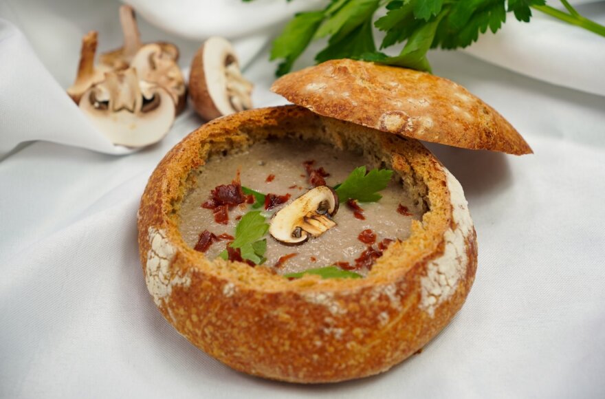 Kreminė grybų sriuba – patiekite ją duonos kepaliuke