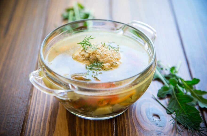 Kopūstų sriuba su vištienos kukuliais – tokia švelni, kad noriai valgys ir vaikai