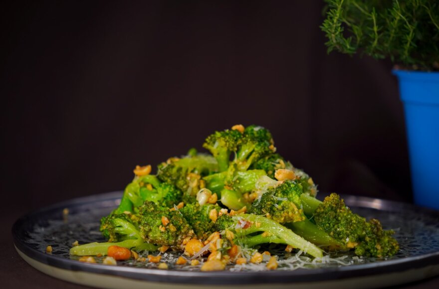 Kepinti brokoliai su sūriu ir riešutais – patiekalas vos per 15 minučių