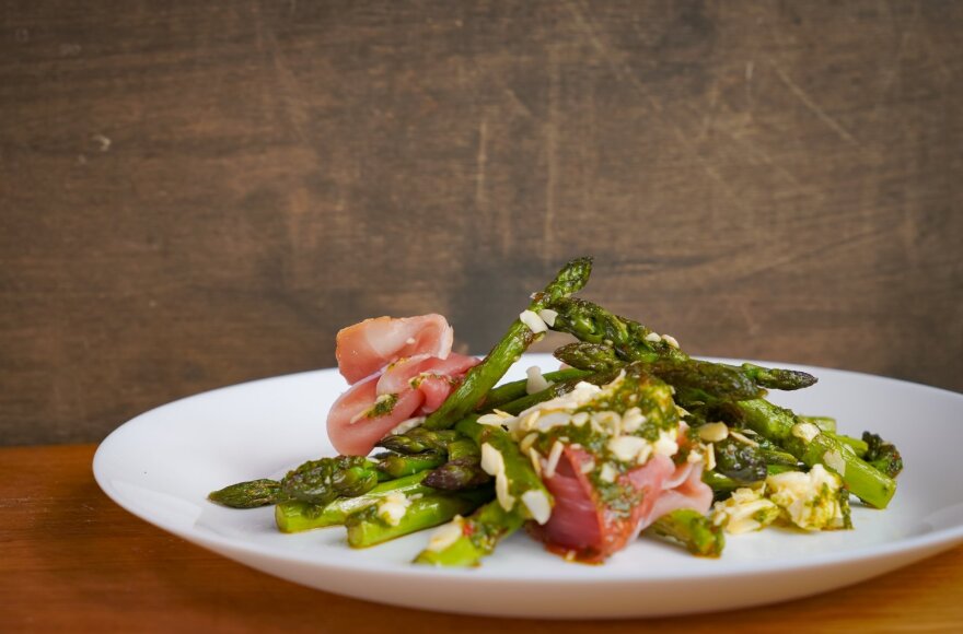Smidrų salotos – nuostabaus skonio patiekalas, papuošiantis ir šventinį stalą