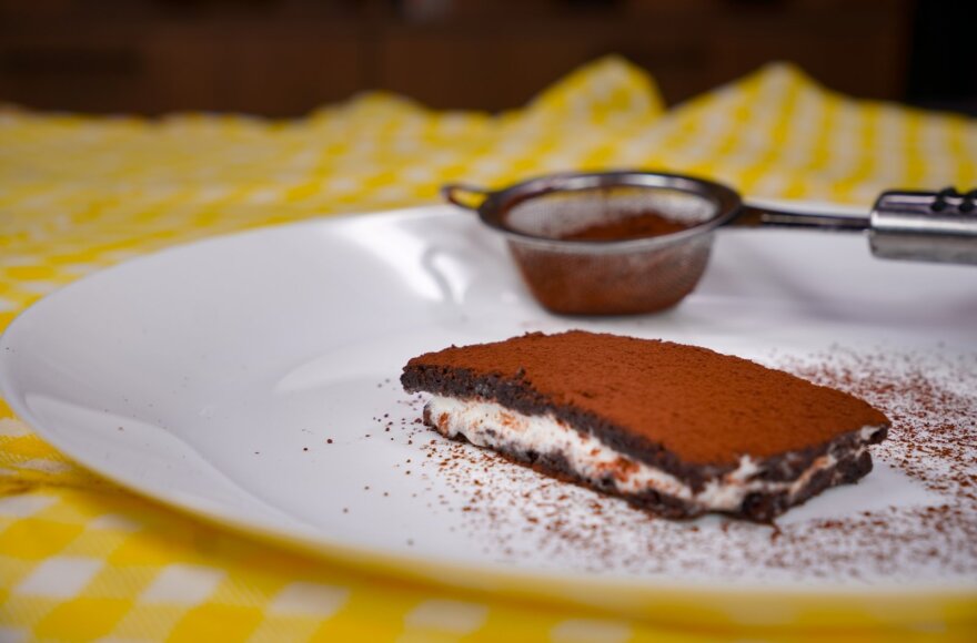 Kakavinis biskvitas su ledais – gaivus desertas ir mažam, ir dideliam