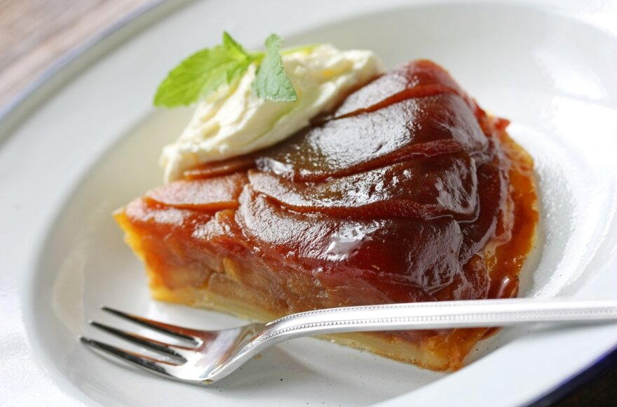 Karamelizuotų obuolių pyragas – turbūt skaniausias pasaulyje