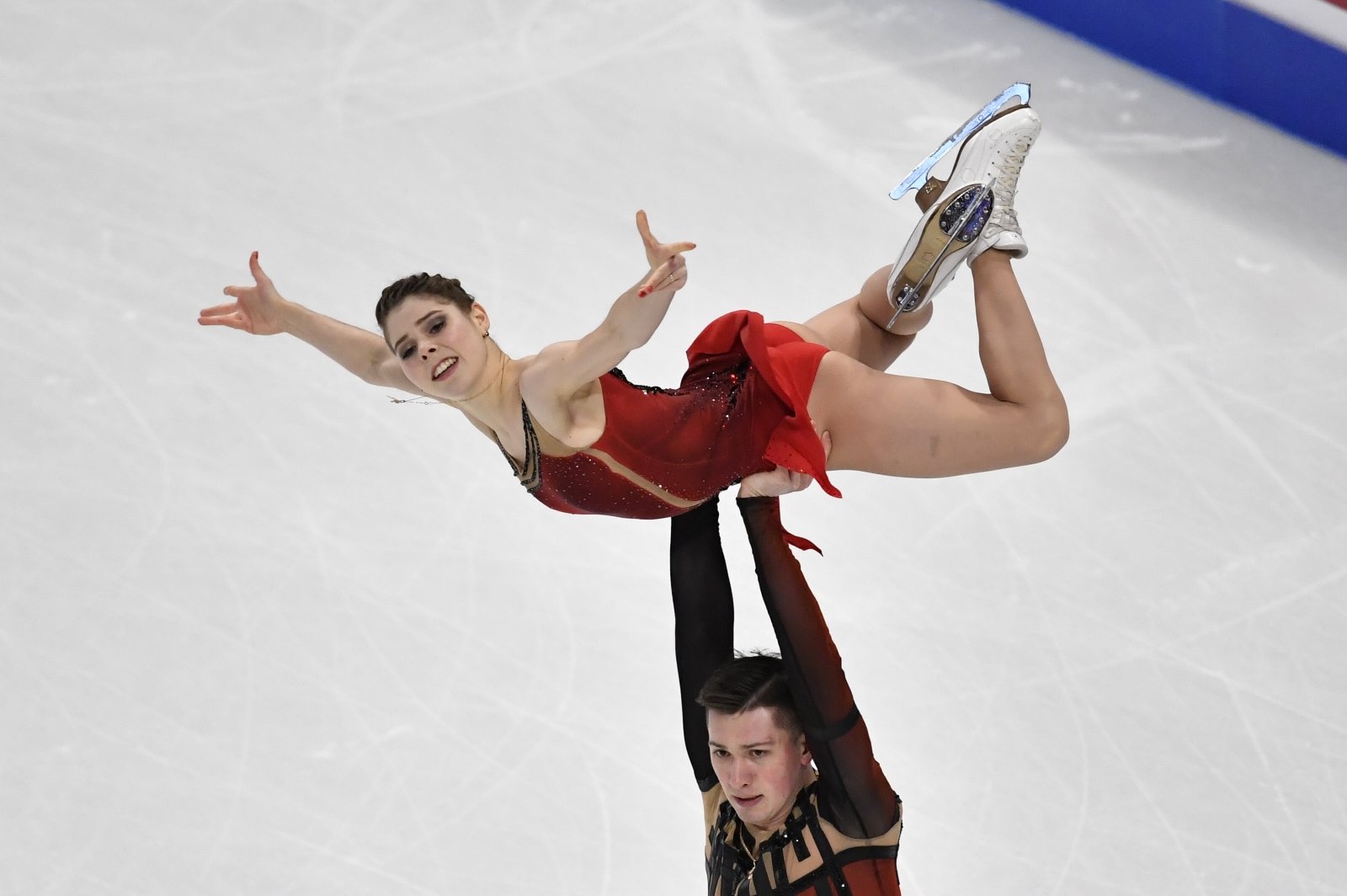 Произвольная программа фигурное пары. Мишина Галлямов Чемпионат мира. Чемпионат мира по фигурному катанию 2021 Мишина и Галлямов. Анастасия Мишина фигурное. Анастасия Мишина и Александр Галлямов произвольная программа 2021.