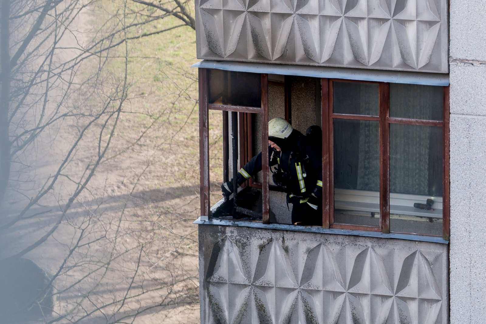 Kaune ugniagesiai skubėjo gelbėti balkone užrakintos moters