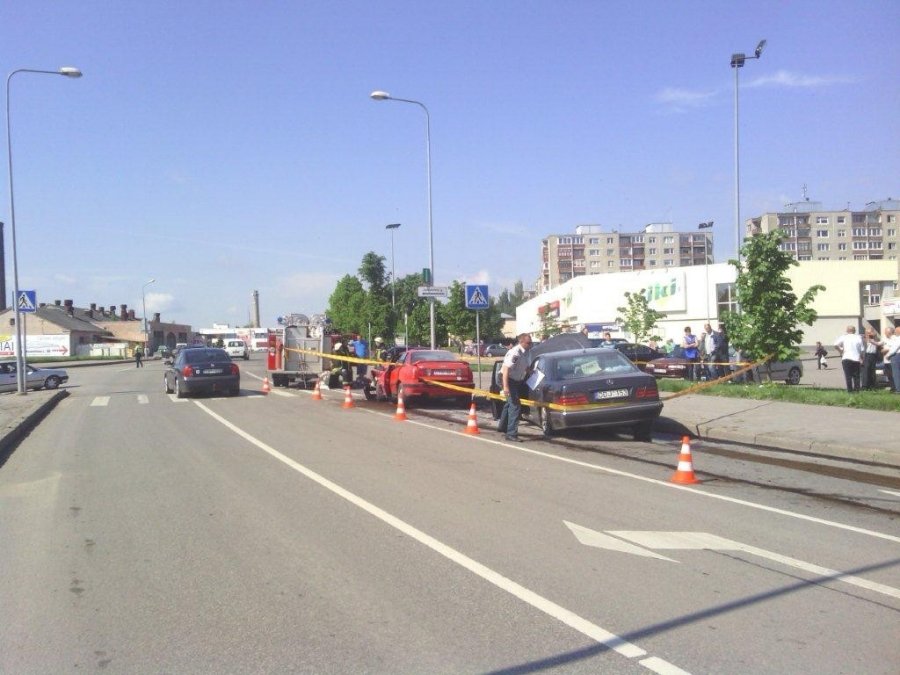 Kėdainių Ugniagesiai Is Audi 80 Islaisvino Sunkiai Suzalota Moterį Delfi