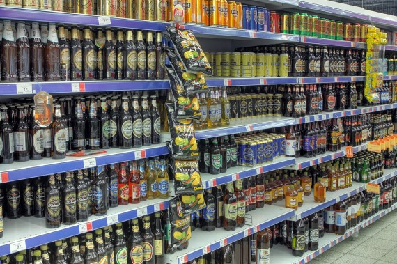 торговля розничная напитками в неспециализированных магазинах. розничная торговля вне магазинов. магазин продукты. небольшой продуктовый магазин. торговля розничная напитками в неспециализированных магазинах.