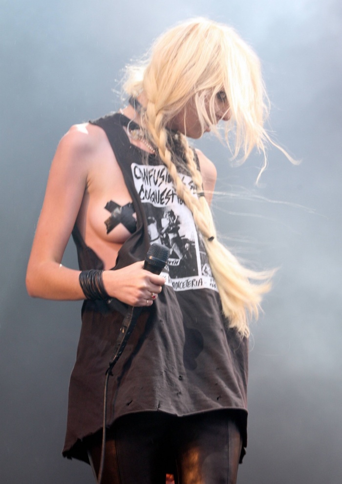 Taylor Momsen marškinėliai-išdavikai šokiravo festivalio žiūrovus (FOTO) .