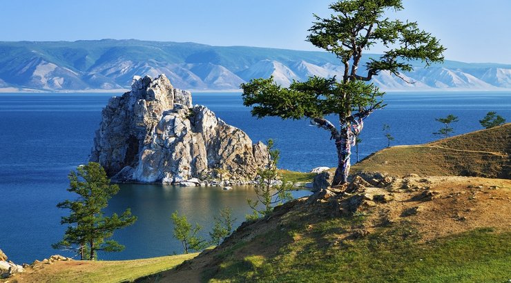 Tree Of Desires On Cape Burhan Of Olkhon Island On Lake Baikal, Russia Фотография, картинки, изображения и сток-фотография без р