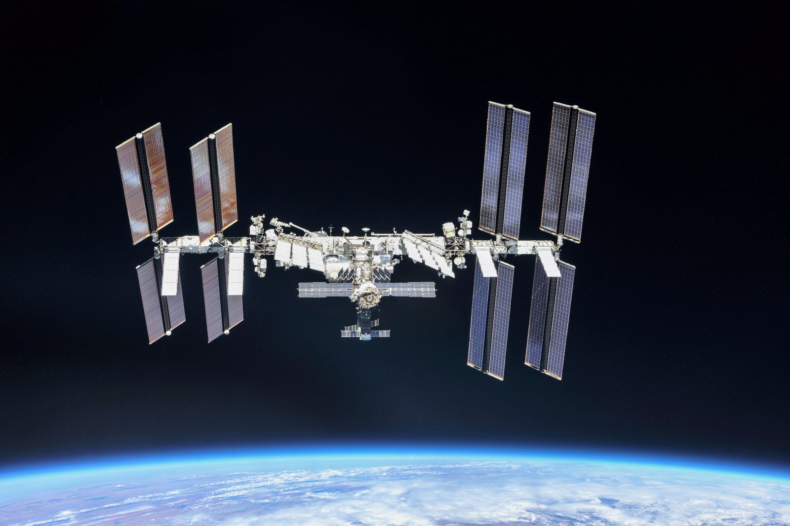 NASA har beordret bygging av tre kommersielle romstasjoner for å erstatte den utdaterte TKS