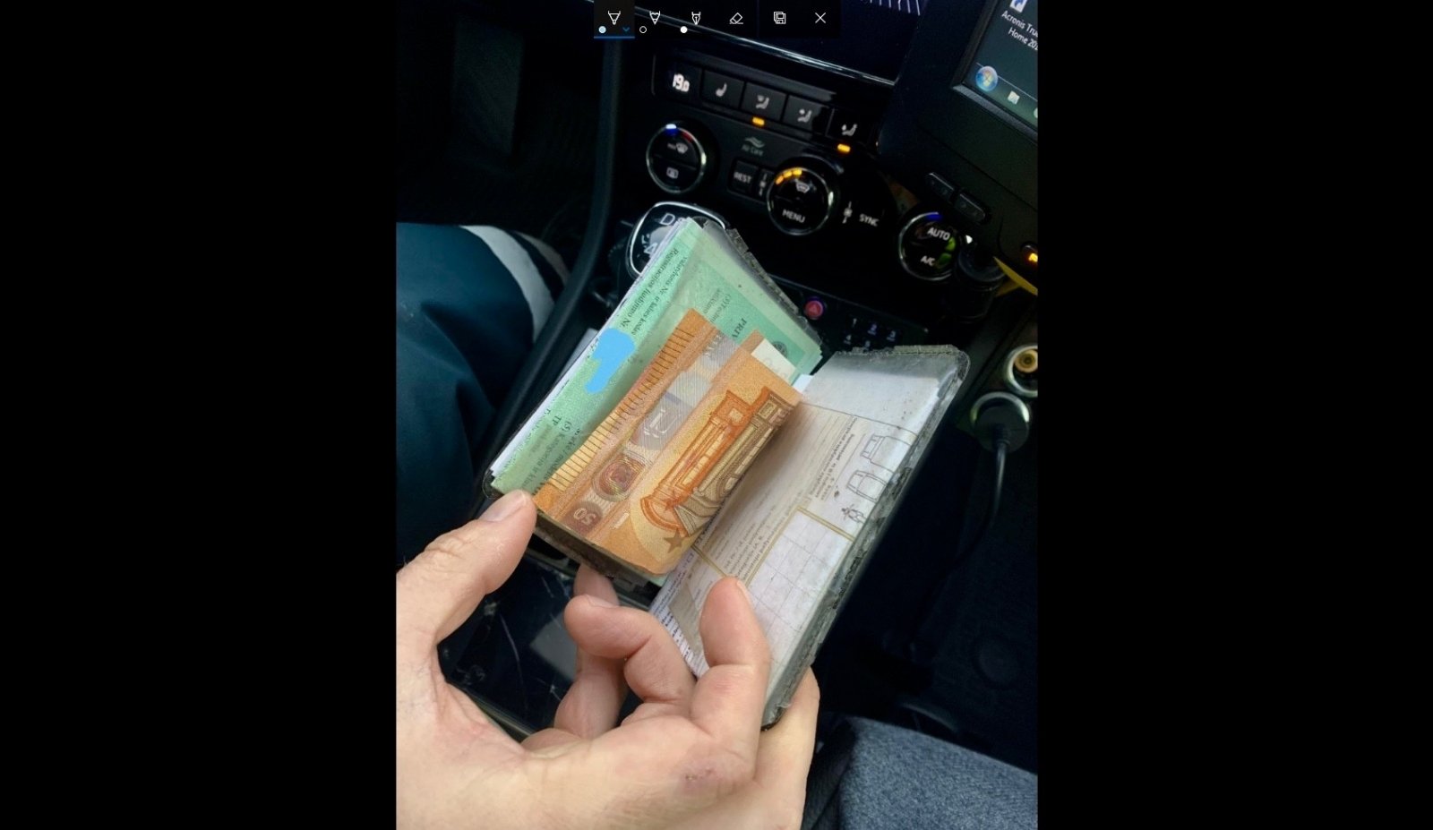Girtas vairuotojas pareigūnams siūlė 500 eurų kyšį, 260 eurų bruko iškart