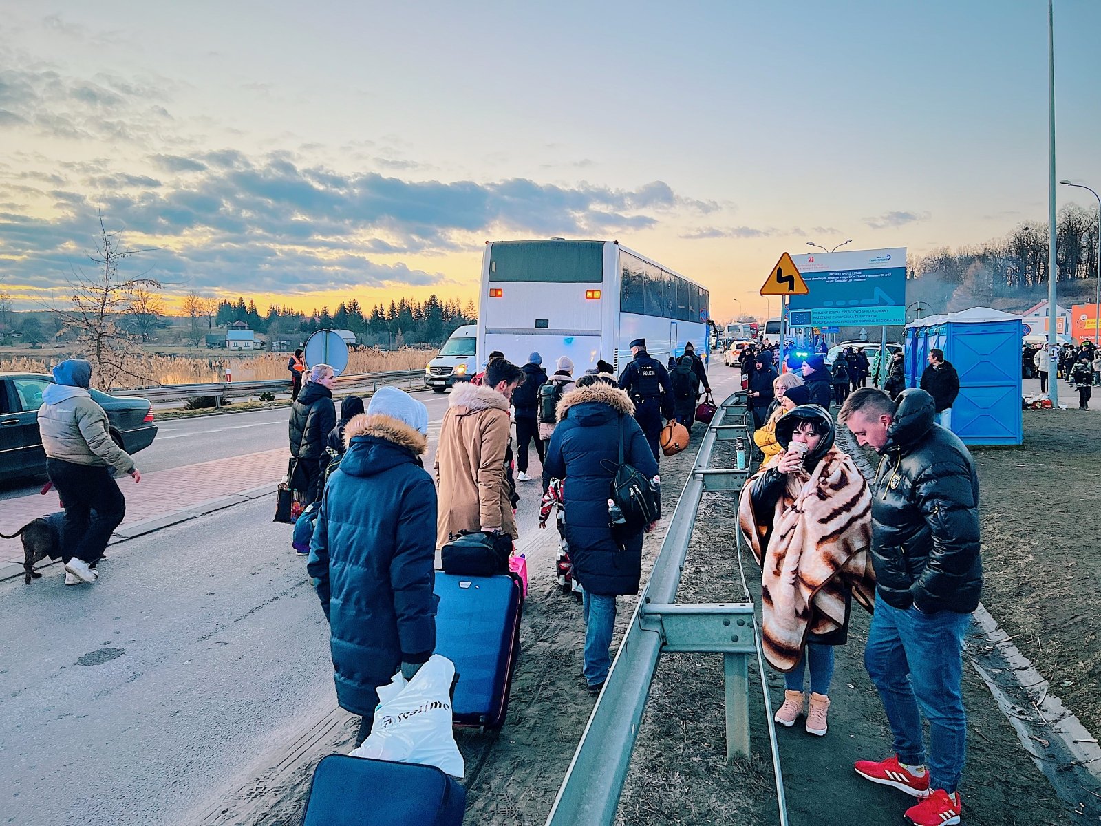Dziennikarz pokazał z bliska jak wygląda transport uchodźców na Litwę