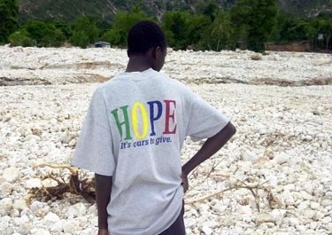 Gegužės pabaigoje dvi savaites trukusios liūtys Haityje ir Dominikos Respublikoje niokojo kaimus ir miestus. Per gamtos stichiją čia žuvo daugiau kaip 1 tūkst. 500 žmonių, dešimtys tūkstančių neteko pastogės. Nuotraukoje - Haičio gyventojas su marškinėliais, ant kurių užrašyta "Viltis".