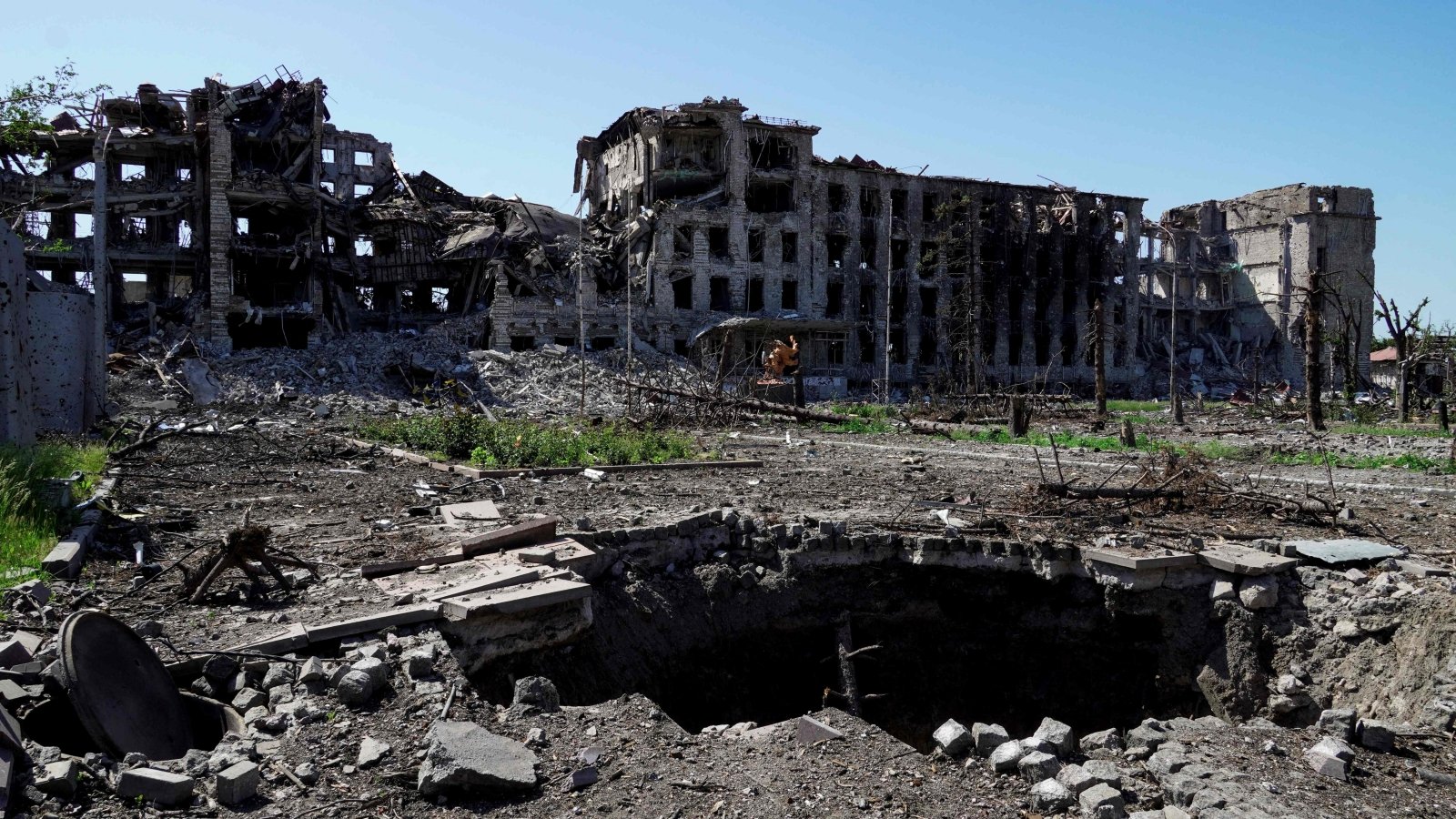 Nesibaigiantis mirties karavanas: Mariupolyje po pastatų griuvėsiais – šimtų žmonių kūnai