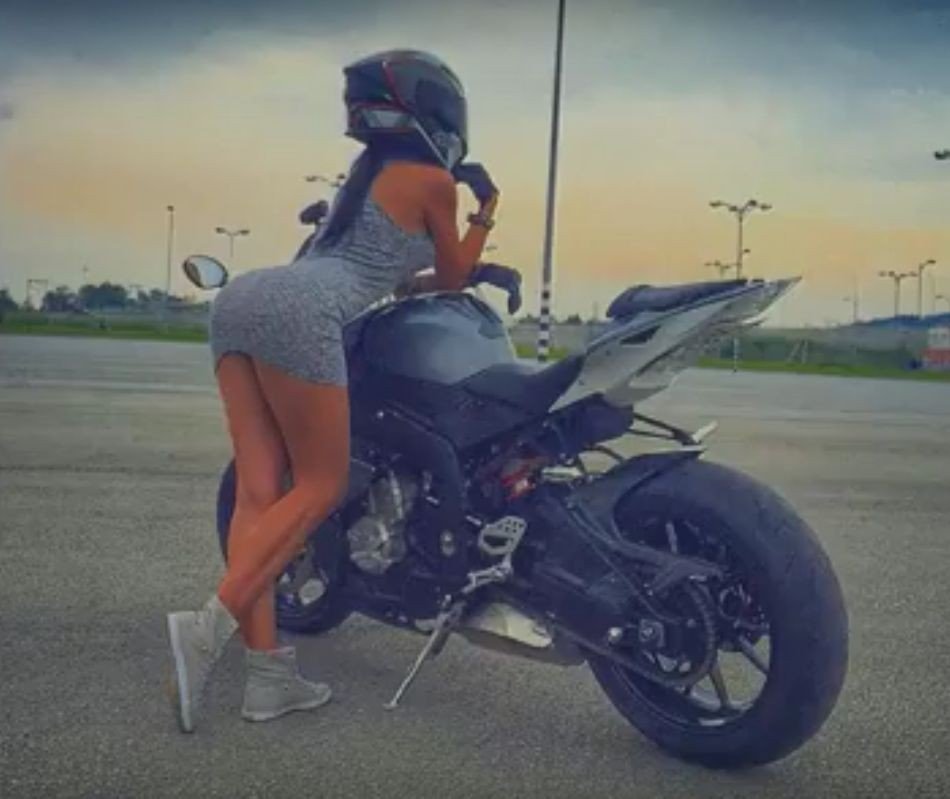 „Seksualiausia motociklininke vadintą „Instagram 