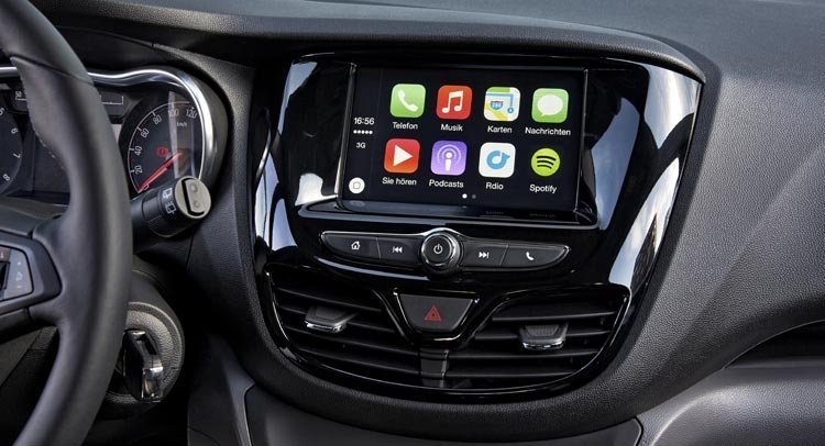 Dalis naujų BMW neturės „Android Auto“ ir „Apple CarPlay“: susiduriama su lustų trūkumu