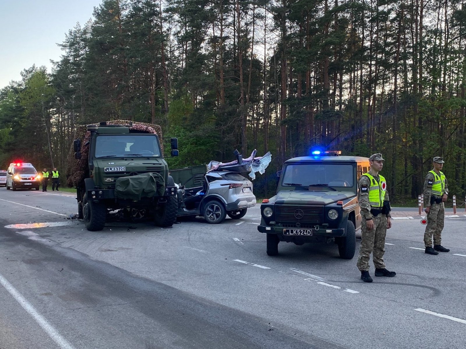 Didelė avarija Vilniaus r.: susidūrė kariškių sunkiasvoris automobilis ir kariškių vairuotas „Nissan“, sužaloti du vyrai
