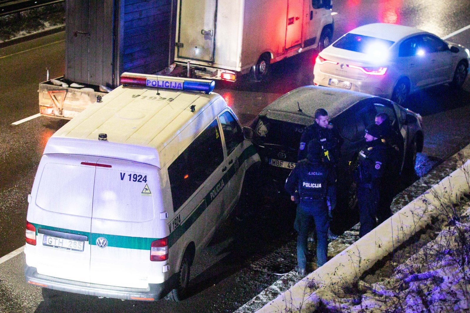 The circumstances surrounding the rampage of “Bolt” in Vilnius are becoming clear: while ramming a police car, the driver dragged two officers along the asphalt